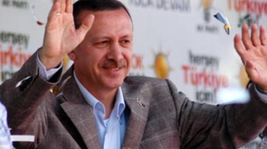 Erdoğan, referandumun &ouml;ne &ccedil;ekilmesine sıcak