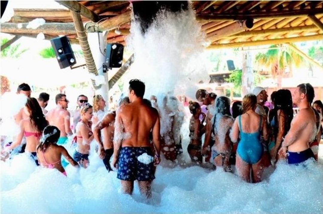 Bodrum&rsquo;da Turistler &Ccedil;ılgınca Eğleniyor