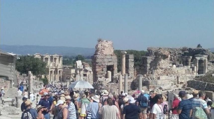 Kuşadası&rsquo;na Denizden Turist Yağdı