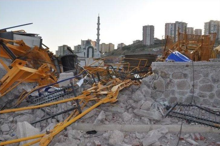 İzmir’de Vinç Faciası: 2 Ölü, 3 Yaralı G3