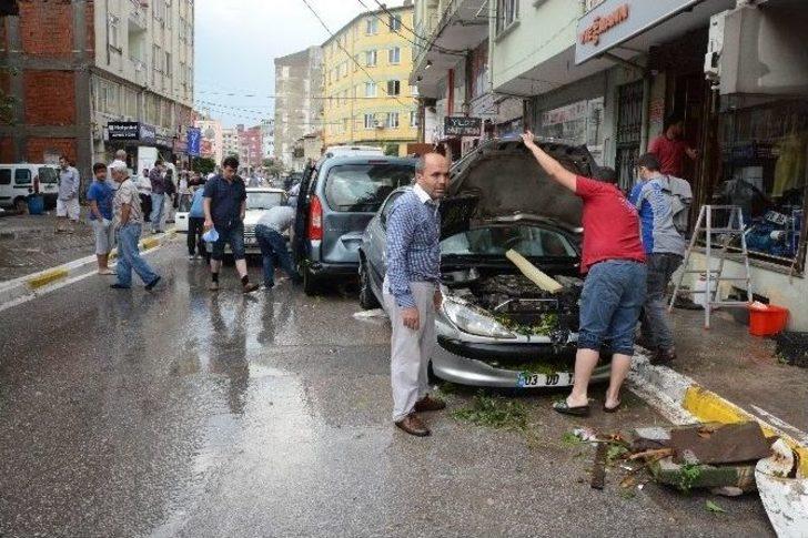 Balıkesir’de Dereler Taştı, Araçlar Sürüklendi G3