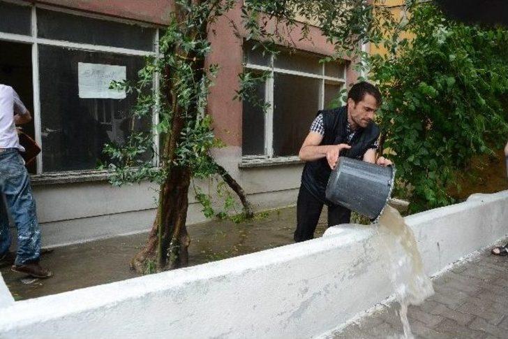 Balıkesir’de Dereler Taştı, Araçlar Sürüklendi G5