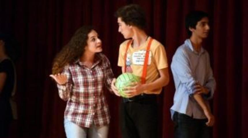 ’ah Şu Gençler’ Aliağa’da Sahnelendi