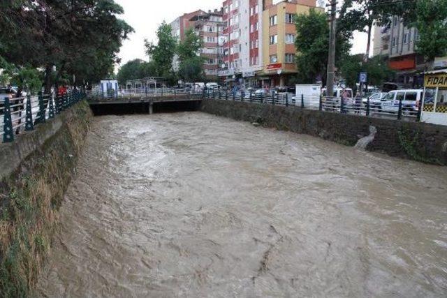 Balıkesir Yağmura Teslim Oldu, Onlarca Ev Ve Işyerini Su Bastı