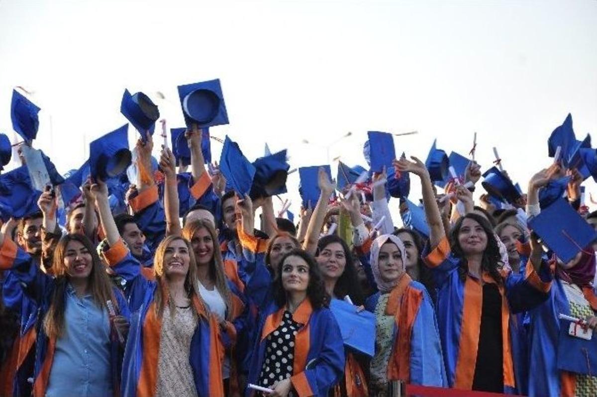 Giresun &Uuml;niversitesin&rsquo;de Mezuniyet T&ouml;reni G&ouml;rkemli Ge&ccedil;ti