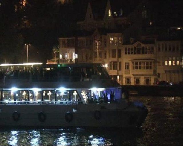 Mursi ye Verilen Idam Cezasının Onanmasına Denizden Projeksiyonlu Protesto 1