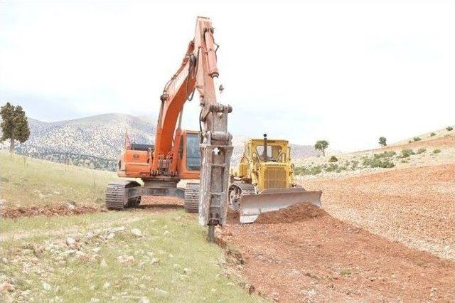 Korkuteli&rsquo;nde Yol &Ccedil;alışmaları Devam Ediyor 1