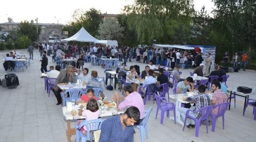Paland&ouml;ken Belediyesinin İftar Sofraları Hazır
