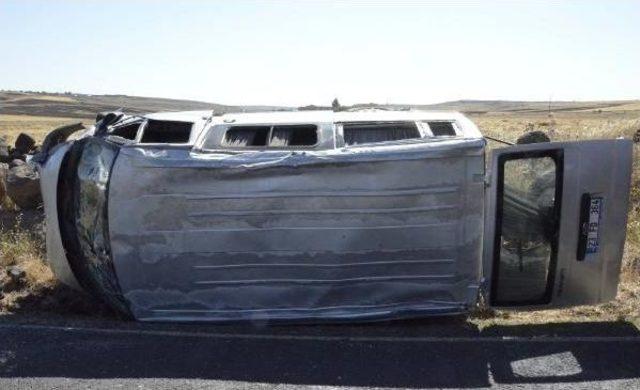 Siverek te Minib&uuml;s Devrildi: 3 Yaralı 3