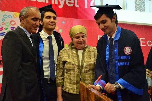 İkizler Tıp Fakültesini Dereceyle Bitirdi