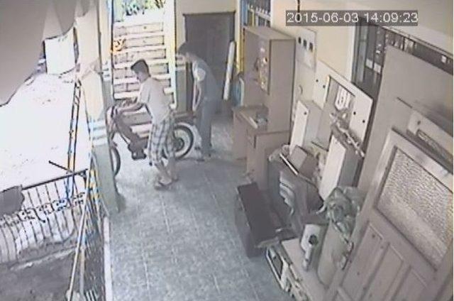 (&ouml;zel)- Fethiye&rsquo;de Motor Hırsızlığı G&uuml;venlik Kamerasında 2