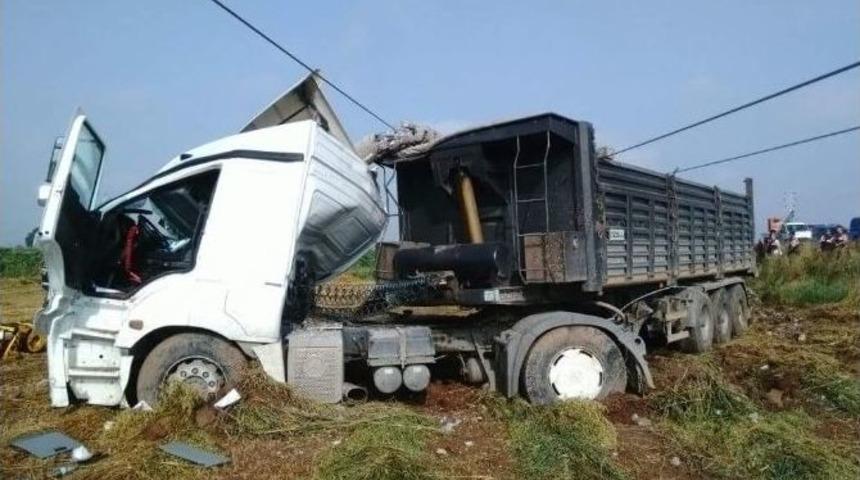 Cam Taşıyan Tır Direğe &Ccedil;arptı: 1 &Ouml;l&uuml;