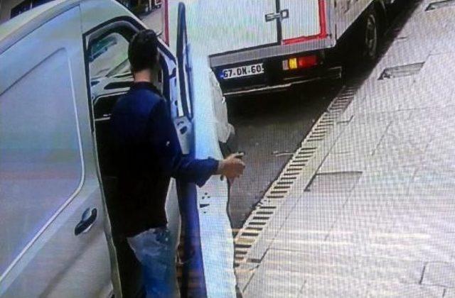 Minib&uuml;sten Cep Telefonu Hırsızlığı G&uuml;venlik Kamerasında 1