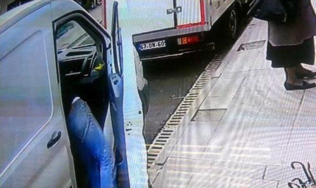 Minib&uuml;sten Cep Telefonu Hırsızlığı G&uuml;venlik Kamerasında 2