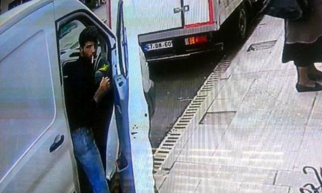 Minib&uuml;sten Cep Telefonu Hırsızlığı G&uuml;venlik Kamerasında 3