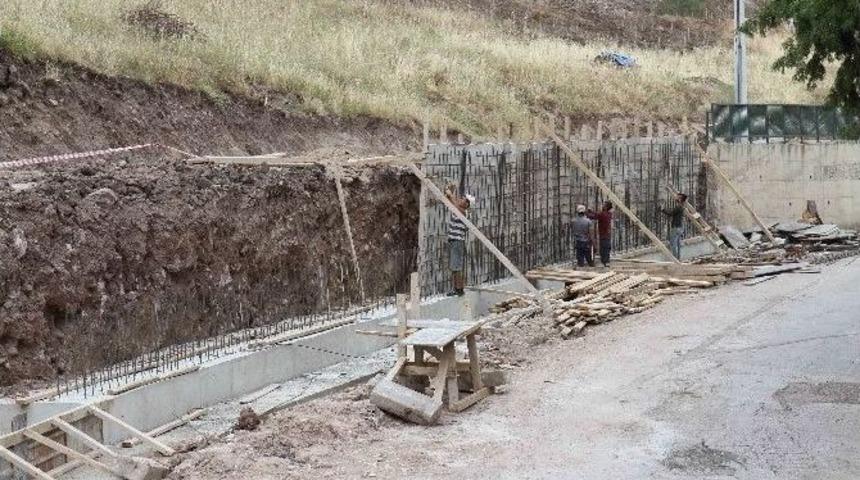 Afet Evlerindeki Yol Ve Kaldırım Sorunu &Ccedil;&ouml;z&uuml;ld&uuml;
