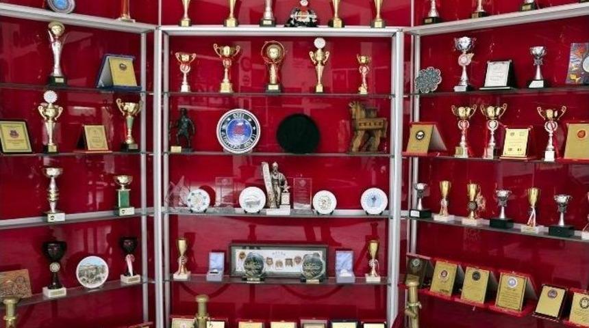 Demirel&rsquo;in &Ouml;ğrencilere Hediye Ettiği Şapkası Okulda Sergileniyor