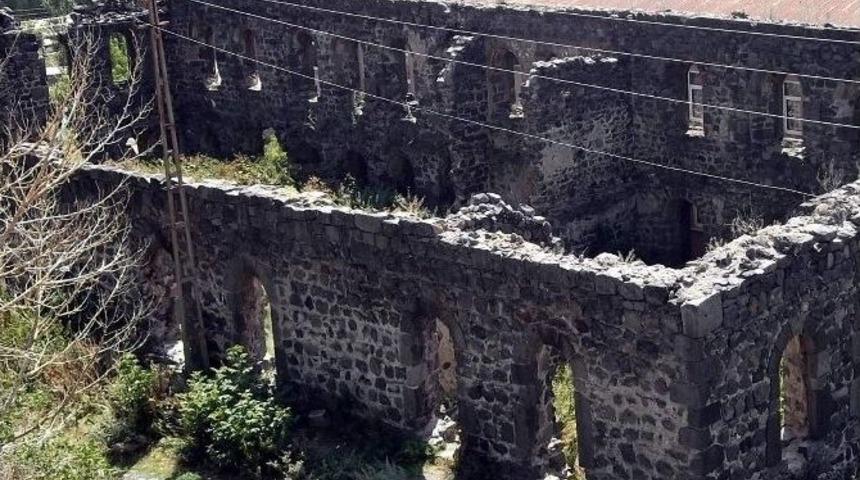 Kars&rsquo;ta Tarihi Değerler Bir Bir Yok Oluyor