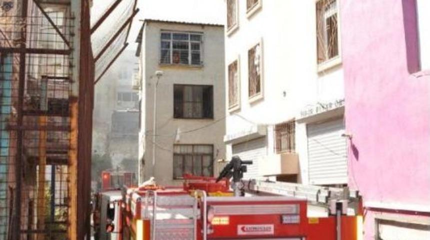 İtfaiye Dar Sokaktaki Yangına M&uuml;dahalede Zorlandı