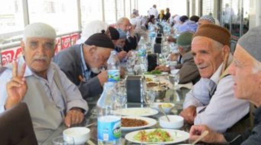 Belediye Yaşlılara Gezi D&uuml;zenlendi