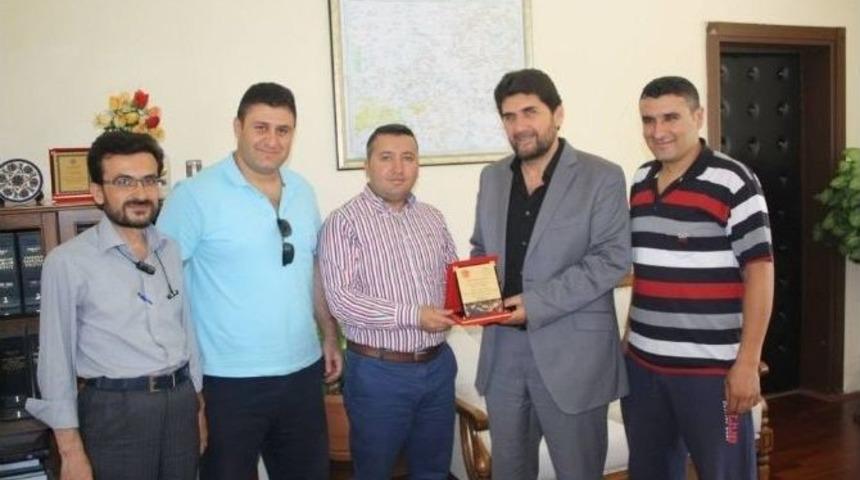 Derbent&rsquo;te Kick Boks Sporuna Detek Veren Y&ouml;neticilere Plaket