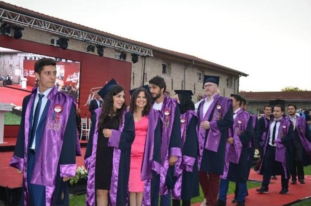 Geleceğin &Ouml;ğretmenleri Ve M&uuml;hendisleri Mezun Oldu