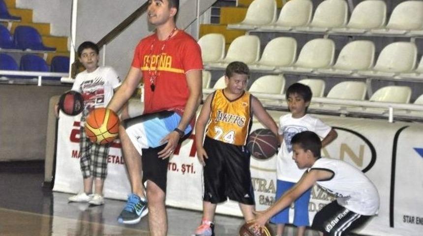 Yaz Tatilini Basketbol &Ouml;ğrenerek Ge&ccedil;iriyorlar