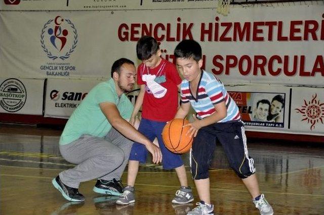 Yaz Tatilini Basketbol Öğrenerek Geçiriyorlar