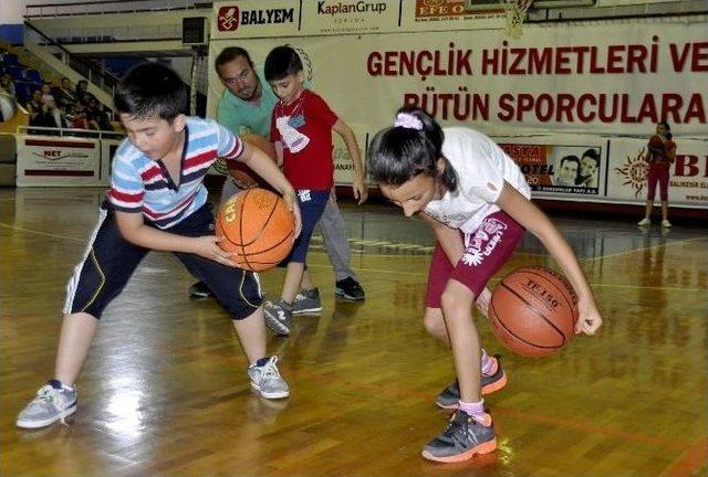 Yaz Tatilini Basketbol Öğrenerek Geçiriyorlar