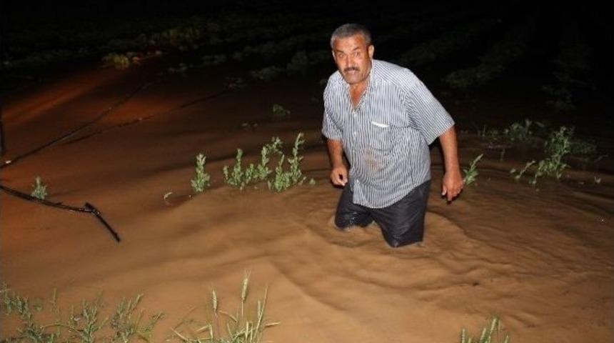 Tarlasını Su Basan &Ccedil;ift&ccedil;i Yolu Trafiğe Kapattı