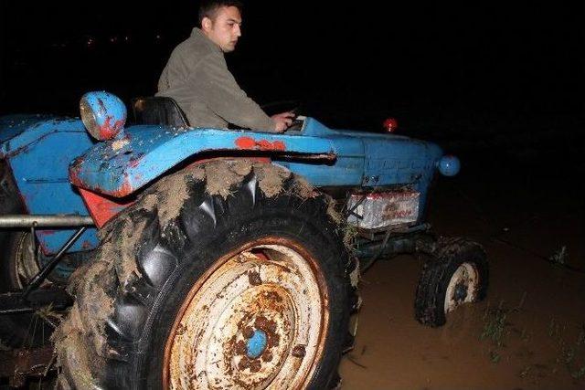 Tarlasını Su Basan &Ccedil;ift&ccedil;i Yolu Trafiğe Kapattı 1