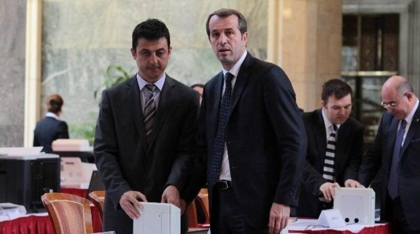 Eski Futbolcu Saffet Sancaklı Meclis&rsquo;e Kaydını Yaptırdı