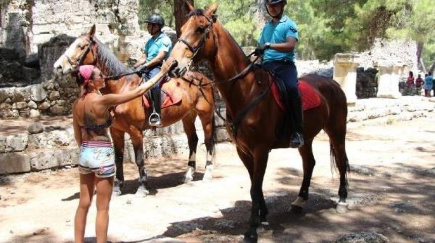 Sahillerde Atlı Jandarma Ile G&uuml;venlik