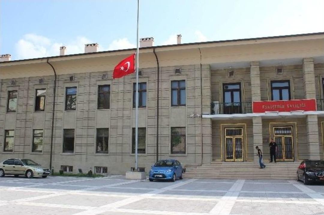 Eskişehir&rsquo;de Bayraklar Yarıya İndirildi