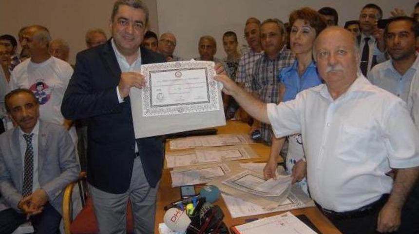 Chp Milletvekilleri, Mazbatalarını Eşiyle, &Ccedil;ocuklarıyla, Musa &Ccedil;am Ise Berkin Elvan Tiş&ouml;rt&uuml;yle Aldı