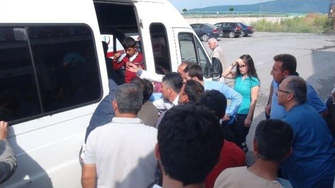 Tatvan&rsquo;da Piknik Yapan Grubun &Uuml;st&uuml;ne Yıldırım D&uuml;şt&uuml;: 6 Yaralı