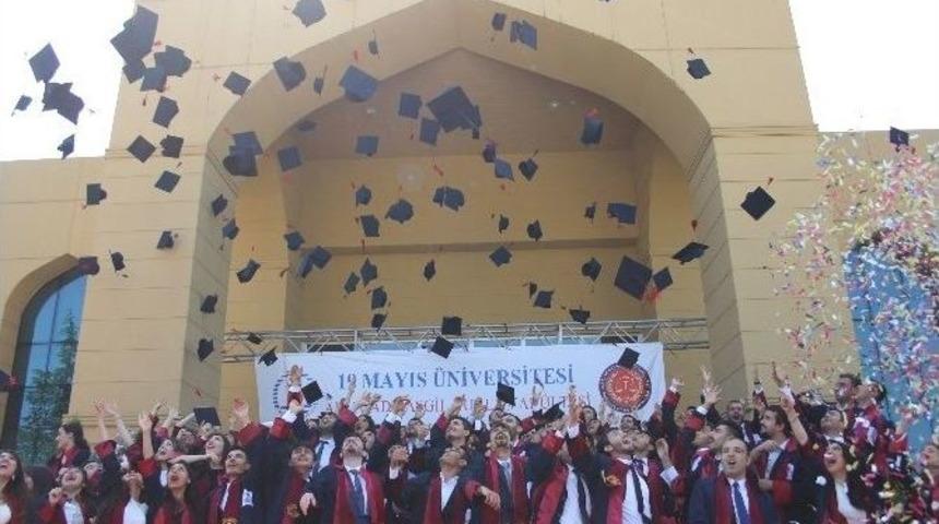 Hukuk Fak&uuml;ltesi&rsquo;nde Mezuniyet Coşkusu