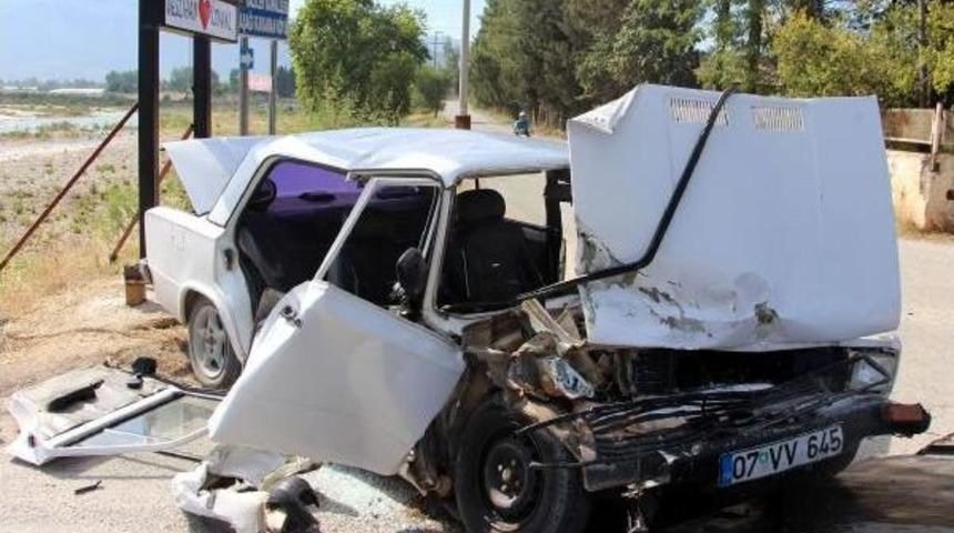 Otomobil Kamyona &Ccedil;arptı: 2 Yaralı