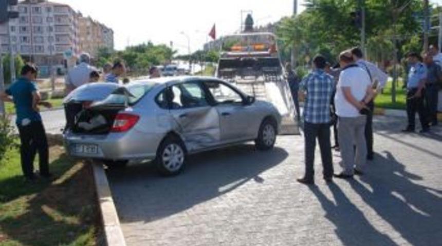 Besni'de Otomobiller Çarpıştı: 1 Yaralı