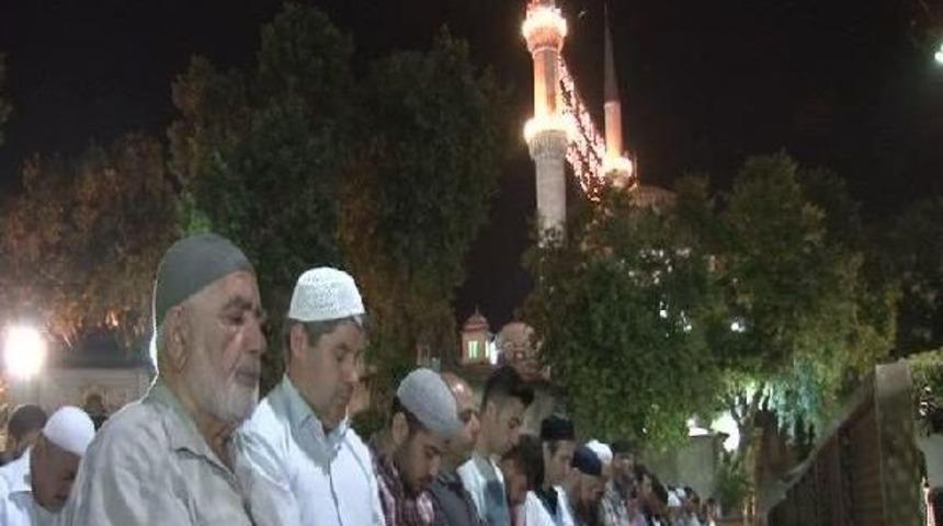 Ramazan Geldi, Ilk Teravih Namazı Kılındı