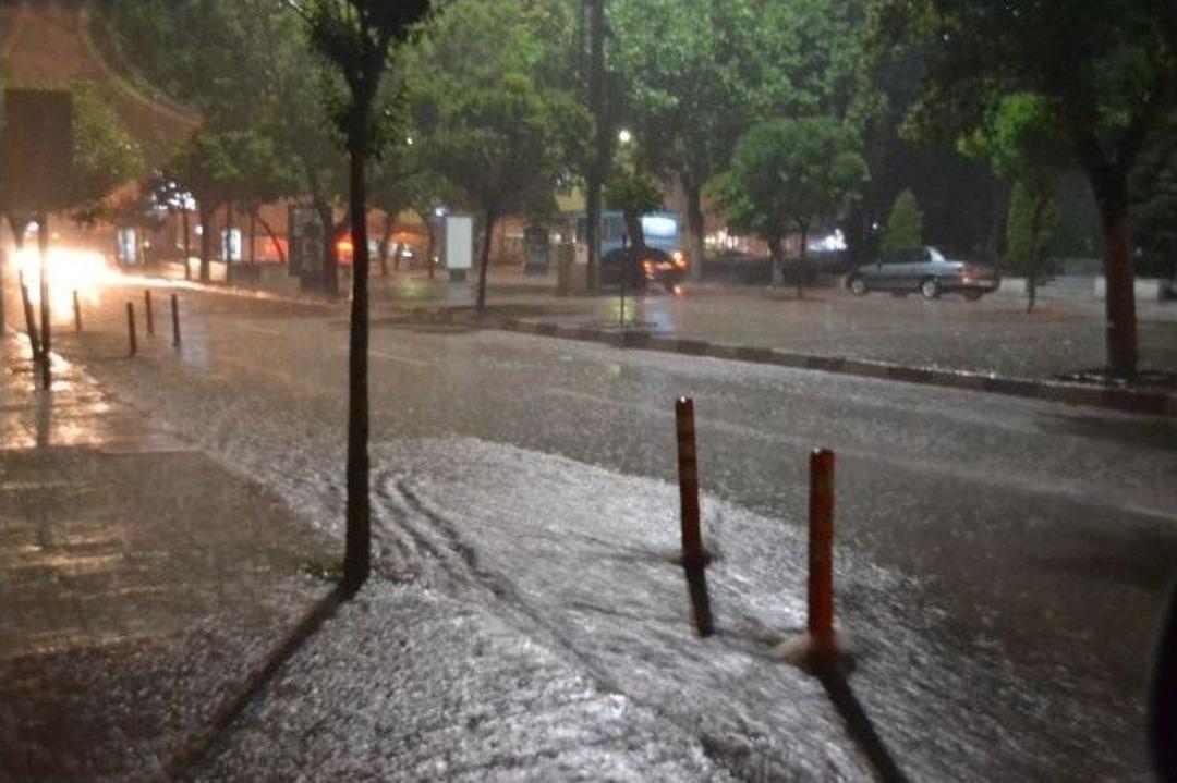 Sağanak Yağış, 15 Dakikada Yolları G&ouml;le &Ccedil;evirdi