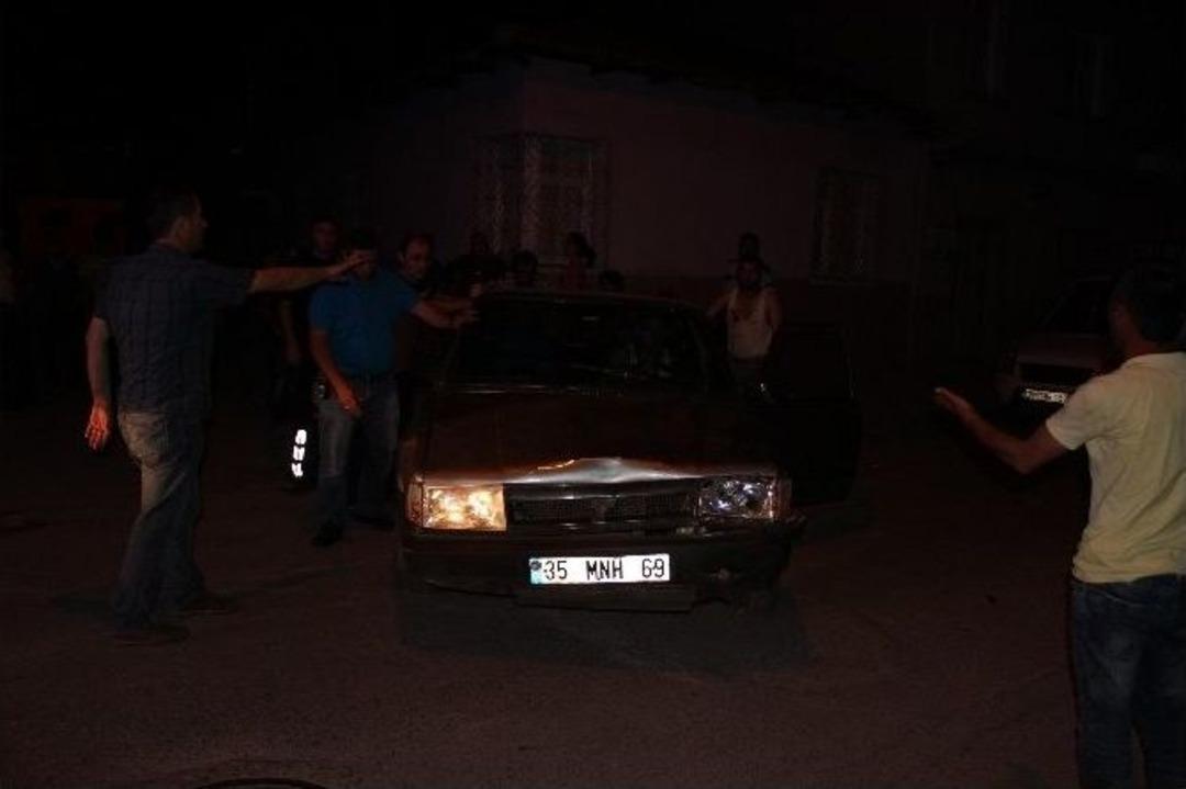 Otomobil Kaldırımda Oturan 4 Kişiyi Ezdi