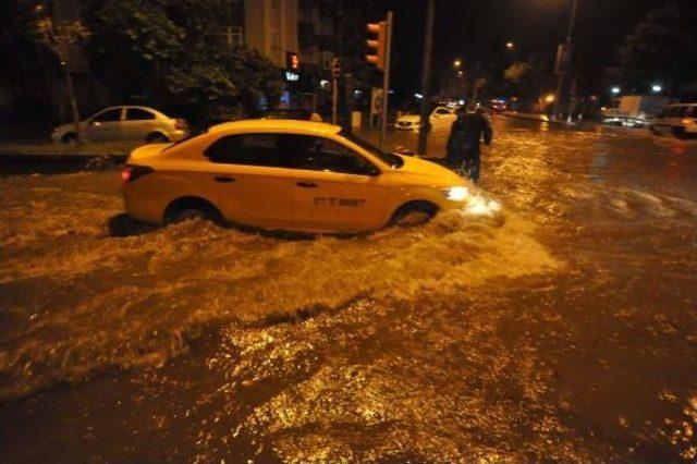 Sağanak Yağış Ve Fırtınada Ağaçlar Devrildi, Işyerlerini Su Bastı