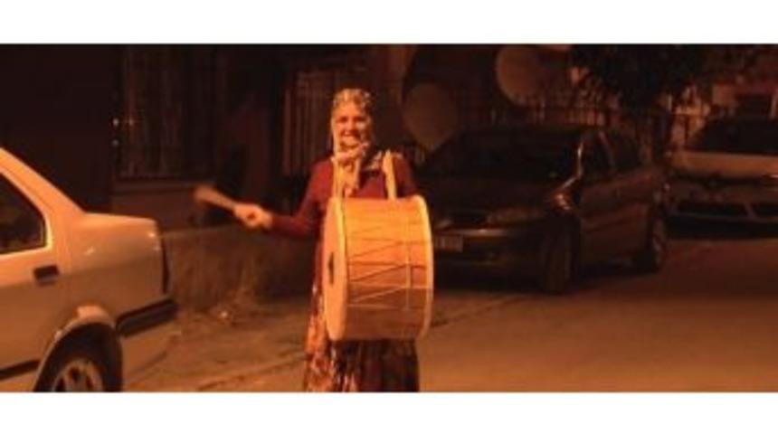 62&rsquo;lik Ayşe Teyze İzmir&rsquo;i Sahura Kaldırıyor