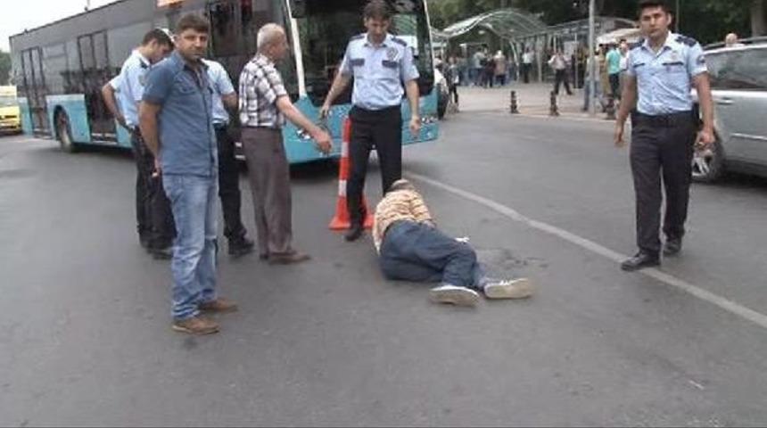 Beyoğlu'nda Motosiklet Yolun Karşısına Ge&ccedil;meye &Ccedil;alışan Adama &Ccedil;arptı