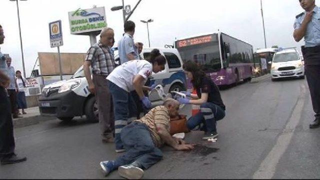 Beyoğlu'nda Motosiklet Yolun Karşısına Geçmeye Çalışan Adama Çarptı