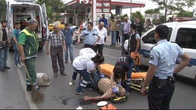 Beyoğlu'nda Motosiklet Yolun Karşısına Geçmeye Çalışan Adama Çarptı