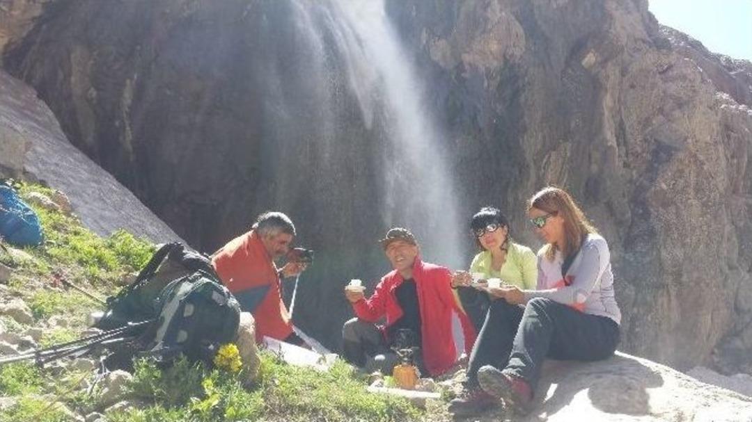 (&ouml;zel Haber) Hakkari Dağları, Yabancı Turistlerin İlgisini &Ccedil;ekiyor