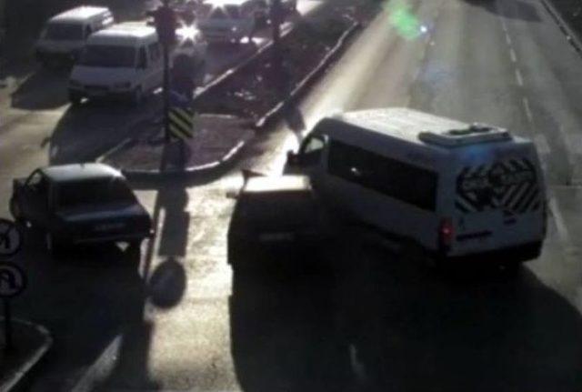 (&ouml;zel Haber) S&uuml;r&uuml;c&uuml;lerin Dikkatsizliği Mobese Kameralarında 1