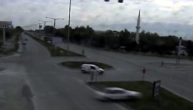 (&ouml;zel Haber) S&uuml;r&uuml;c&uuml;lerin Dikkatsizliği Mobese Kameralarında 3